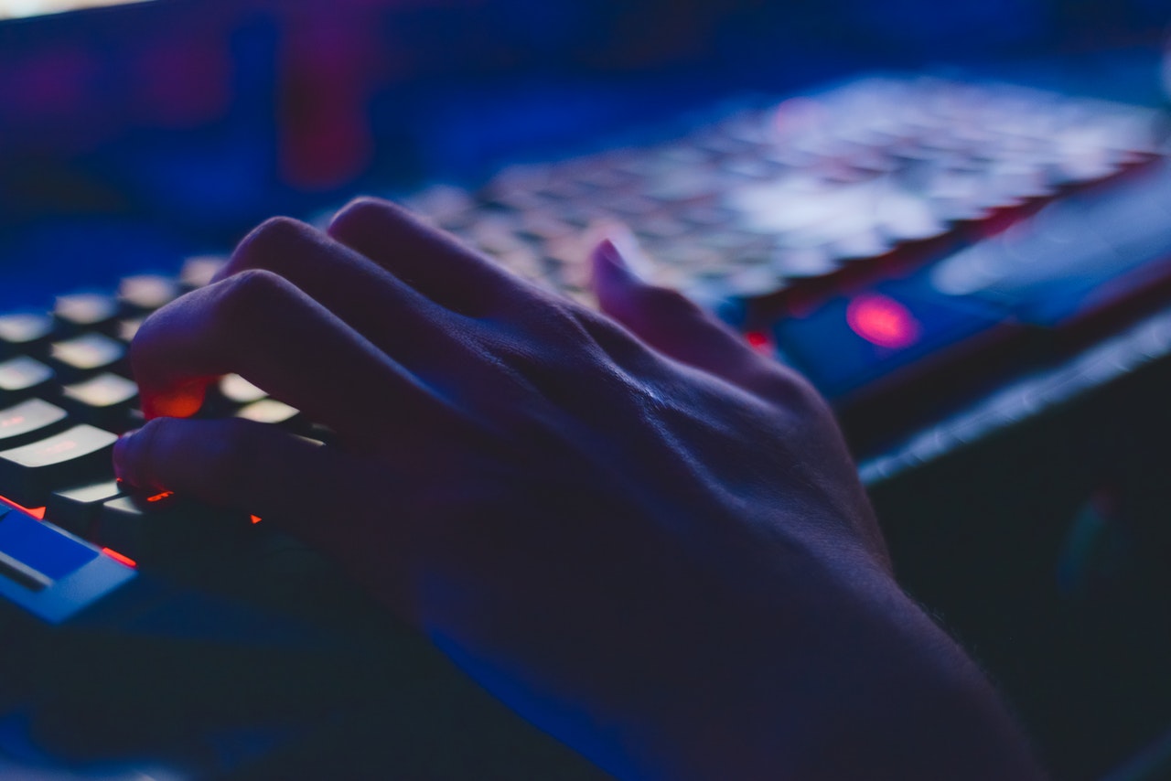 Mężczyzna kupuje elektronike przez internet