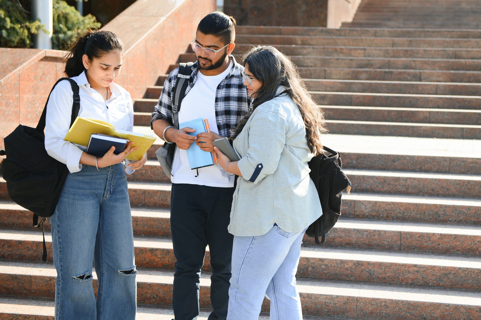 Nowi studenci szukający swoich sal wykładowych