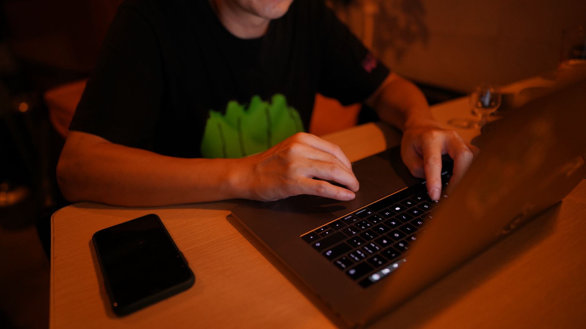 Jak monitorować opinie o firmie w internecie? Prosty system krok po kroku